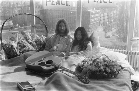 约翰·列侬遇刺37年 我们能在传记中找到真实的他吗？|界面新闻 · 文化