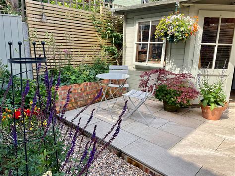 A Beautiful Cottage Garden In A Small Rustic Townhouse - Outdoor Living