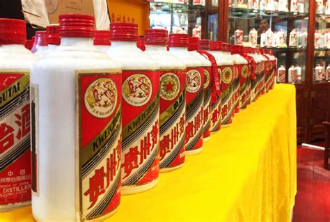 国台盛世荣耀酱香型白酒瓶包装设计案例 深圳白酒设计公司古一设计
