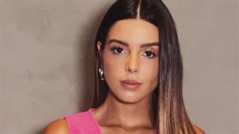 Giovanna Lancellotti exibe corpo trincadíssimo em hotel luxuoso de Capri
