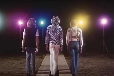 Lirik dan Makna Lagu 'How Deep Is Your Love' Bee Gees | Popmama.com