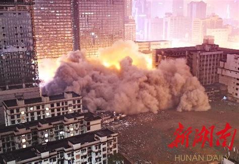 组图：石家庄一栋60米高大楼被爆破拆除-搜狐新闻