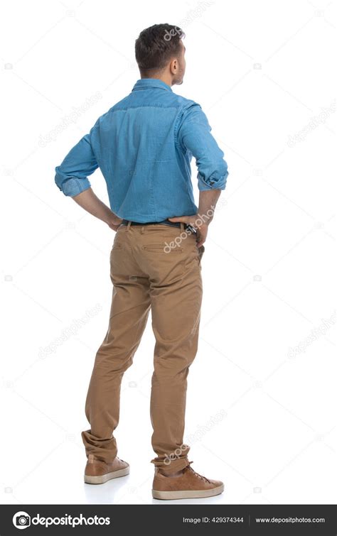 People Standing Back 的图像结果