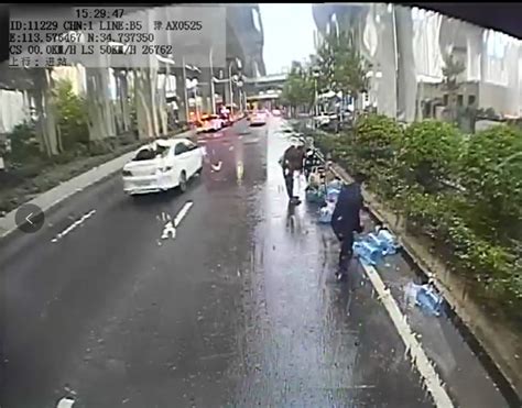 雨中送水师傅水桶不慎滚落满街跑 一帮热心人瞬间帮其归位_腾讯新闻