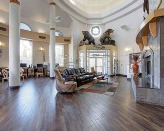 Alaska Hotels: Compare Hotels in Alaska from ₹ 330,114/night on KAYAK