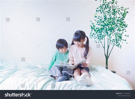 Sister Younger Brother Japanese Reading Picture ภาพสต็อก 1012796281 ...