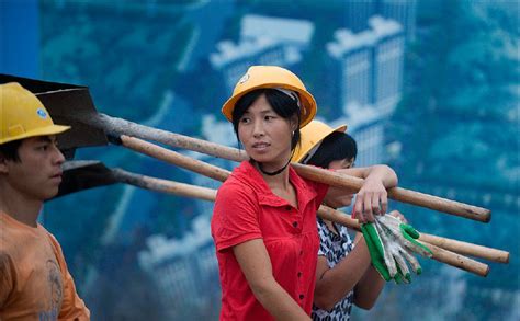 女性外来务工者现状报告：超九成企业提供带薪产假，员工体检覆盖度低|界面新闻