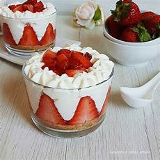 torta allo yogurt bicchieri torta fredda allo yogurt con fragole al cucchiaio torta allo yogurt bicchieri torta fredda allo yogurt con fragole al cucchiaio