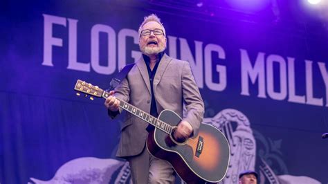 Sorge um Musiker: Flogging Molly-Frontmann schwer erkrankt – Band sagt ...