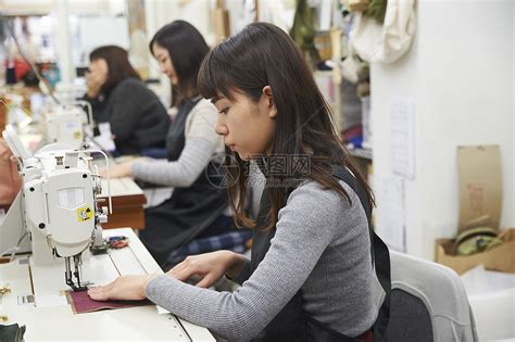 在制作手提包的女缝纫工高清图片下载-正版图片502068194-摄图网
