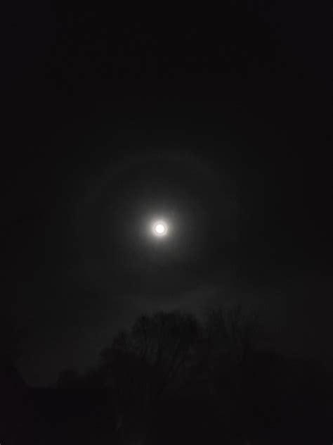 cloud circle around the moon : r/mildlyinteresting