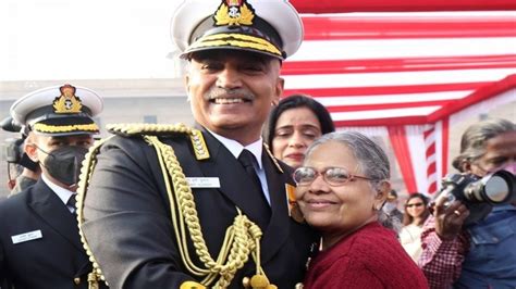 New Navy chief Admiral R Hari Kumar ने पद संभालते ही मां को लगाया गले ...