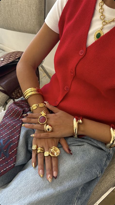 Pin by Donsida on Sxrnshtz | Chunky gold jewelry, Everyday outfits ...