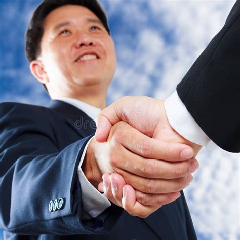 Business Man Shaking Hands 的图像结果
