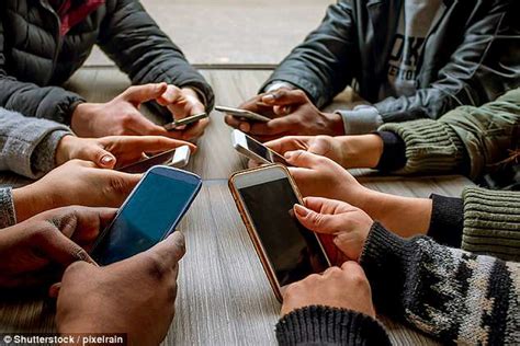 研究：“手机上瘾”会影响大脑的形状和大小 | 喇叭花