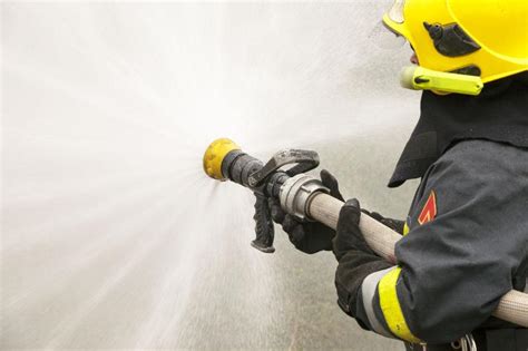消防员救援队在火前. 消防员应急训练 库存图片. 图片 包括有 盔甲, 男性, 协助, 灾害, 消防队员 - 202624863