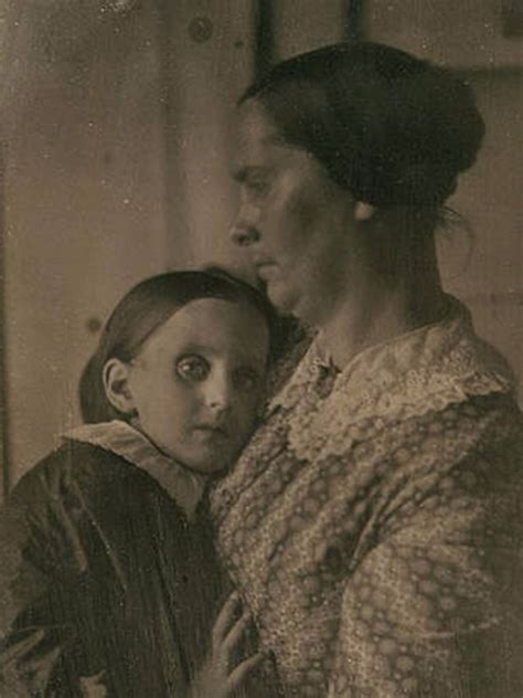 100年前摄影师拍死去儿童遗照，照片跟活着时一模一样！