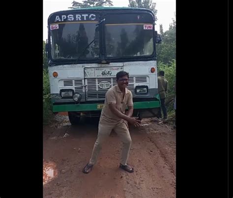 ప్రయాణికుల వినోదం కోసం డ్యాన్స్ చేసిన ఆర్టీసీ కండక్టర్... ఆ తర్వాత ఏం ...