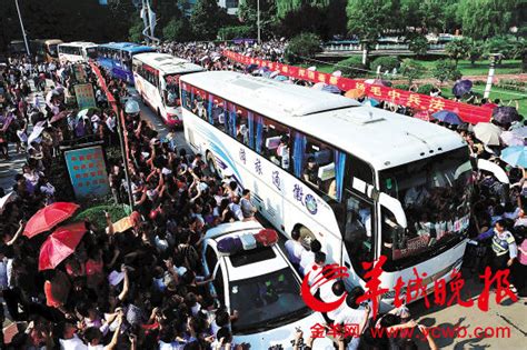 毛坦厂中学88辆大巴车送考生出征，家长冒雨，为孩子们加油打气_新浪新闻