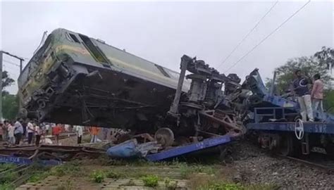 印度再发生火车相撞事故：12节车厢脱轨、司机受伤--快科技--科技改变未来