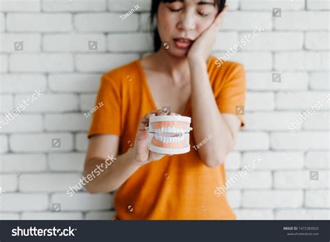 Pregnant Woman With Toothache - Moovari