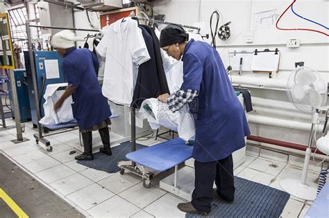 服装厂熨烫衣服的工人高清图片下载-正版图片501869234-摄图网