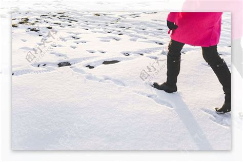 雪中行走的女人图片素材-编号35462664-图行天下