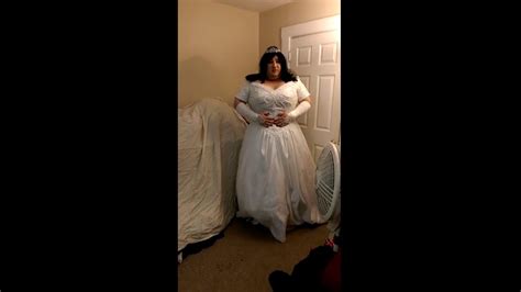 CD in Bride Dress 的图像结果