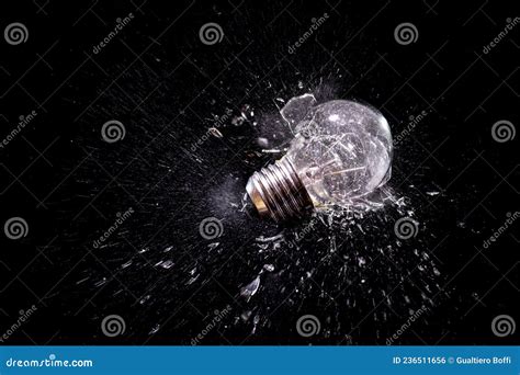 传统灯泡的撞击爆炸瞬间 库存照片. 图片 包括有 公告版, 背包, 创新, 破坏, 展开, 时候, 命中 - 236511656