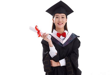 无法辨认的幸福女人在大学毕业那天拿着文凭和举手高清图片下载-正版图片505285764-摄图网