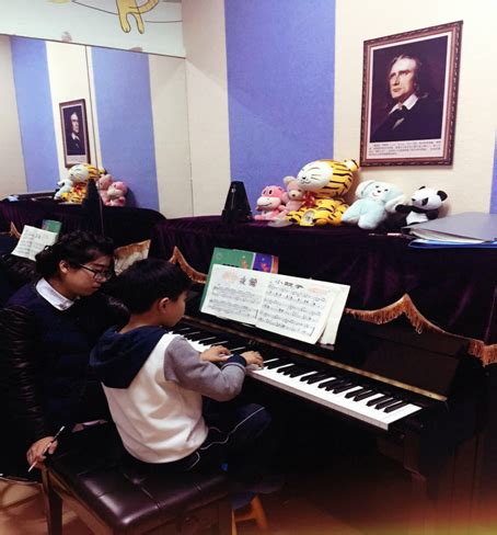 暑期钢琴培训班招生宣传音乐艺术暑期班_h5页面制作工具_人人秀H5_rrx.cn