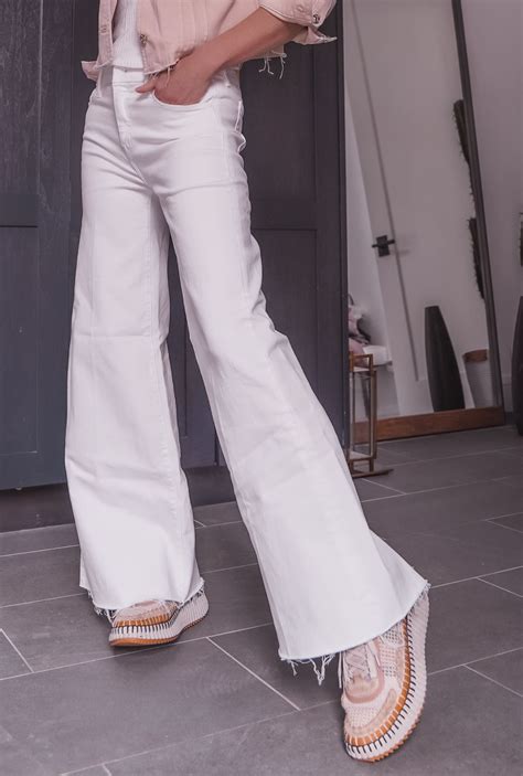 Petite? Find The Best White Jeans for Petite Women Here!