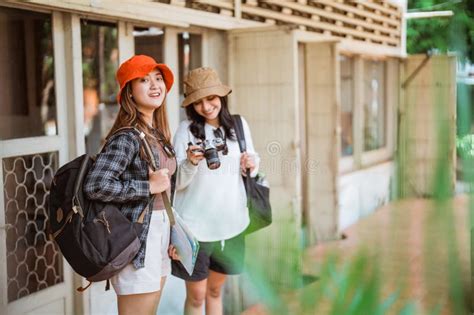 Tourist Meeting Local 的图像结果