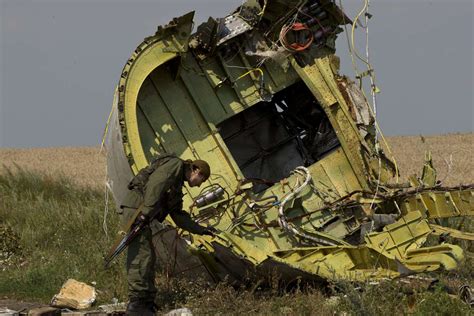 Crash du vol MH 17 : une « forte explosion » a provoqué l