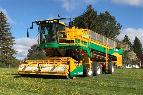 Oxbo 6170 - Pea Combine with integrated technology