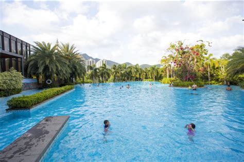 三亚这家酒店有个长达110米的“空中泳池”，整个海景一览无遗！