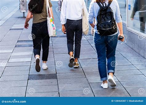 People Walking Blur 的图像结果
