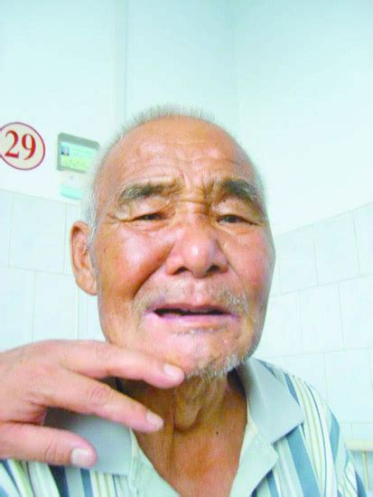 醉酒清洁工殴打73岁病人 家属报警后老人再受伤_新闻中心_新浪网