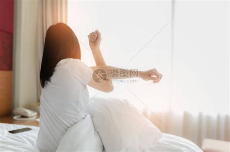 女人醒来后躺在床上高清图片下载-正版图片506161958-摄图网