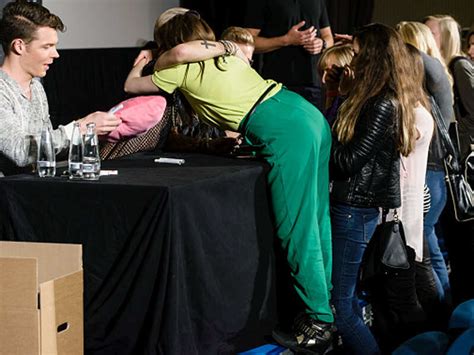 Awkward Celebrity Hugs- The Etimes Photogallery Page 25