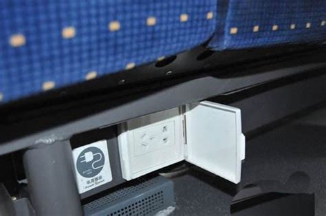 科普丨最全高铁充电攻略，再也不怕找不到高铁上的充电口了_座椅