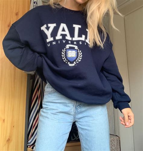 Trendy winter outfit | College sweatshirt outfit, University hoodies ...