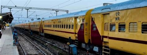 Newsband - Unknown person throws burning mobile on Aastha Special Train