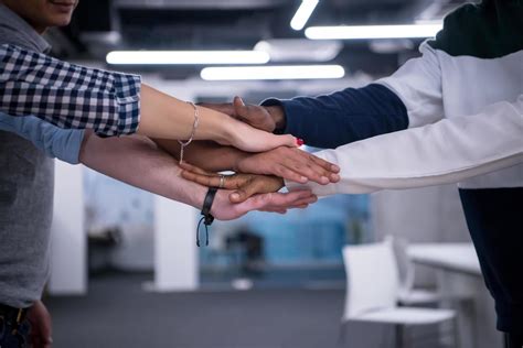 Multi Etnich Group of Business People Celebrating Together 的图像结果