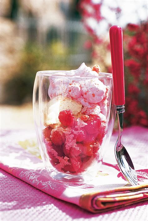 Recette coupe glacée framboises et chantilly rose - Marie Claire