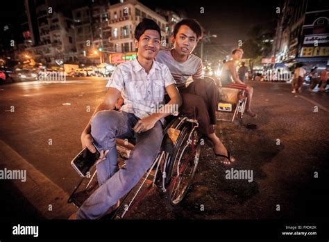 Mynmar Local People From City 的图像结果