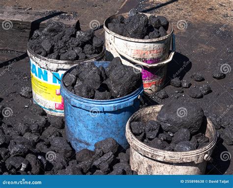 Buckets of coal 编辑类库存照片. 图片 包括有 能源, 烧伤, 环境, 行业, 烧焦, 烧烤 - 255898638