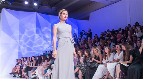 Model Getting Interview at a Show 的图像结果