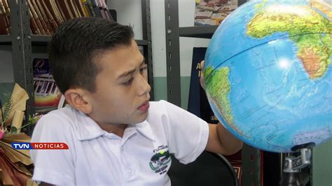 Le gusta el fútbol y es un apasionado de la lectura