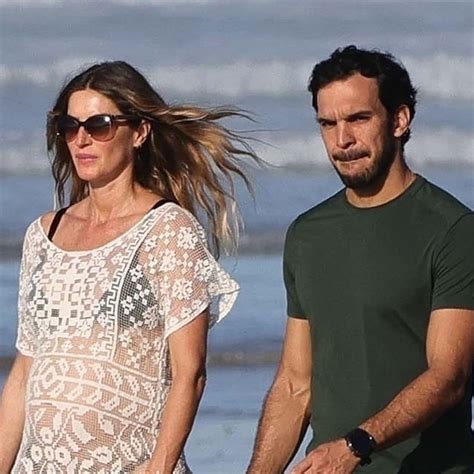 Gisele Bündchen is all smiles aboard new $1.2M yacht with Joaquim ...